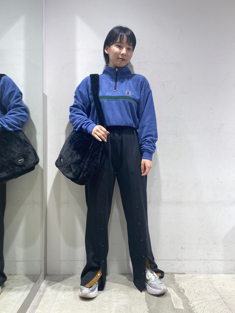 ブルー系のTシャツ/カットソー、ブラック系のショルダーバッグ、ブラック系のその他パンツを着用したレディースの秋コーディネートの1枚目の写真