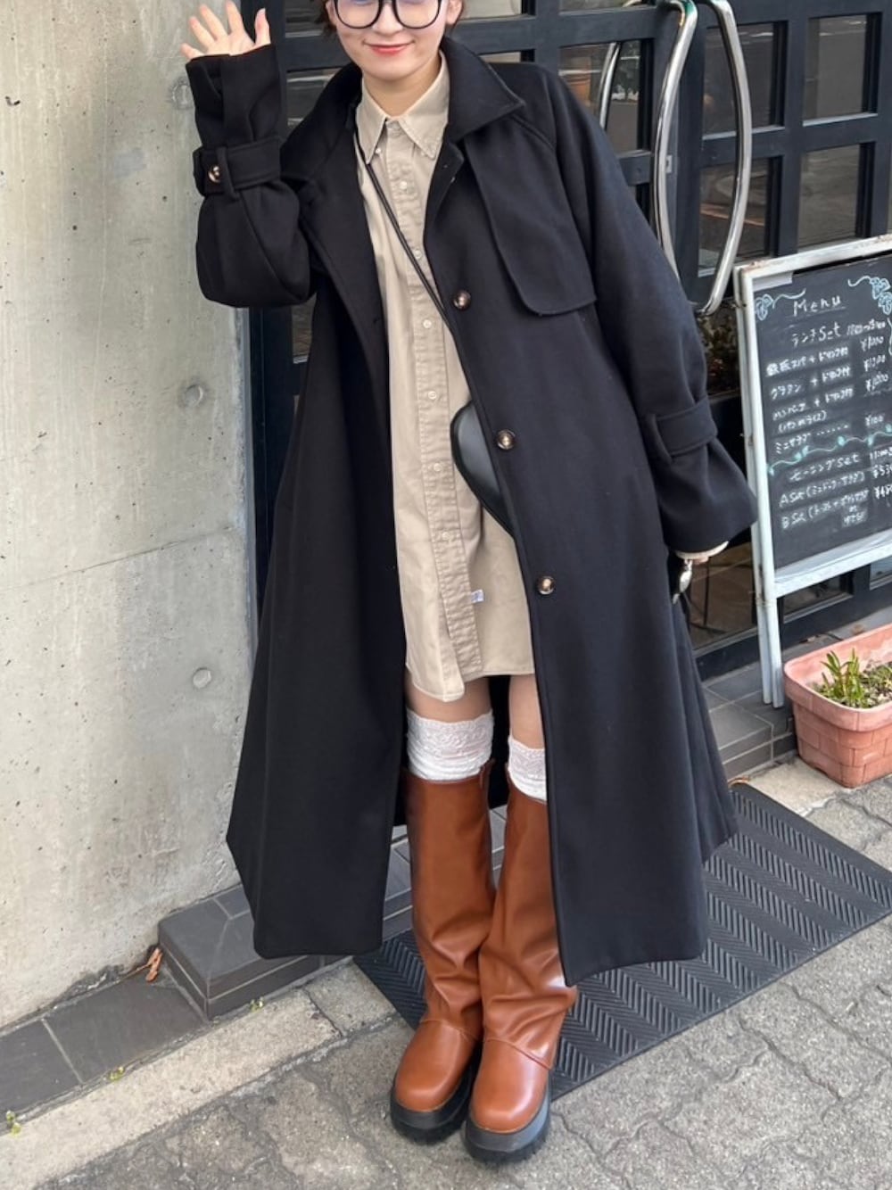 「真冬のあったかスタイル、パンツスタイル、ラフコーデ、キレイめカジュアル、大人ファッション、大人コーデ、おしゃれさんと繋がりたい、ブラウン、ロングコート、ロングブーツ、今日のコーデ、お洒落さんとつながりたい、シャツワンピ、いいね、save、フォローお願いします🤑、WEARタイアップ」｜「KBFのアイテム（ブーツ、ブラウン系）」を使った、ミドリさん（レディース・160cm）の冬コーディネートの1枚目の写真