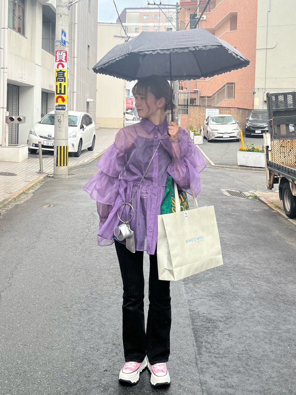 「このスタイルがお気に入り、夏服コーデ、大人コーデ、シンプル、シアートップス、シアーシャツ、フレアパンツ、コンバース、おしゃれさんと繋がりたい、いいね、save、フォローお願いします🤑、いいね返し、スニーカー、休日スタイル、お出かけコーデ、大人カジュアル」｜「jouetieのアイテム（シャツ/ブラウス、ピンク系）」を使った、ミドリさん（レディース・160cm）の夏コーディネートの1枚目の写真