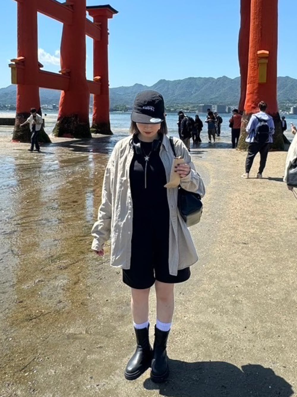 「スポーツミックス、古着MIX、パステルカラー、シンプルコーデ、パンツスタイル、初夏コーデ、おでかけコーデ、おしゃれさんと繋がりたい、シャツスタイル、カジュアルスタイル、プチプラ、UNIQLO、GU、ジェットキャップ、いいね、save、フォローお願いします🤑」｜「UNIQLOのアイテム（Tシャツ/カットソー、ブラック系）」を使った、ミドリさん（レディース・160cm）の春コーディネートの1枚目の写真