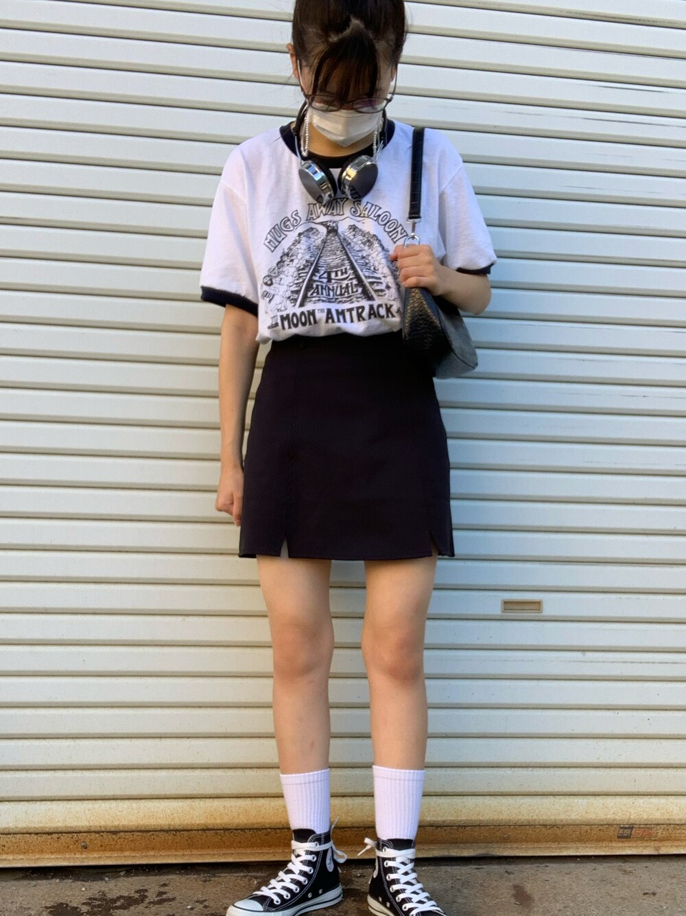 「ゆるコーデ、休日スタイル、スニーカーコーデ、スカートコーデ、ootd、ラフ、モノトーンコーデ、メンズライク、メガネ女子、ストリート、ストリートMIX、ストリートコーデ、スカート、ソックス、おしゃれさんと繋がりたい」｜「GRLのアイテム（スカート、ブラック系）」を使った、ミドリさん（レディース・160cm）の秋コーディネートの1枚目の写真