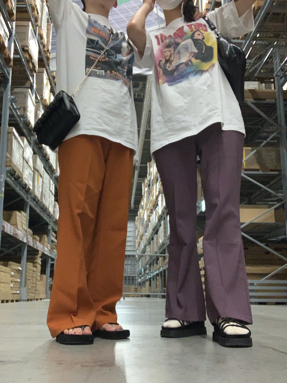 「ダル着、ラフ、ラフコーデ、ラフスタイル、Tシャツ、フレアパンツ、カラーパンツ、カラーコーデ、シミラールック、オレンジ、パープル、お洒落さんとつながりたい、ゆったりコーデ、プチプラ、休日スタイル」｜「GRLのアイテム（その他パンツ、パープル系）」を使った、ミドリさん（レディース・160cm）の秋コーディネートの1枚目の写真