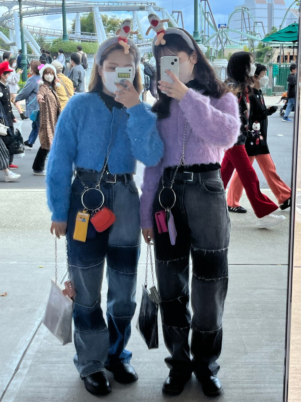 「wwg、WHO'S WHO gallery、カーディガン、お出かけコーデ、ユニバ、ユニバーサルスタジオジャパン、ユニバコーデ、パンツスタイル、お洒落さんとつながりたい、デニム、いいね、save、フォローお願いします🤑、カラーコーデ、カラーニット、ニットコーデ、秋冬」｜「WHO'S WHO galleryのアイテム（カーディガン/ボレロ、ピンク系）」を使った、ミドリさん（レディース・160cm）の秋コーディネートの1枚目の写真