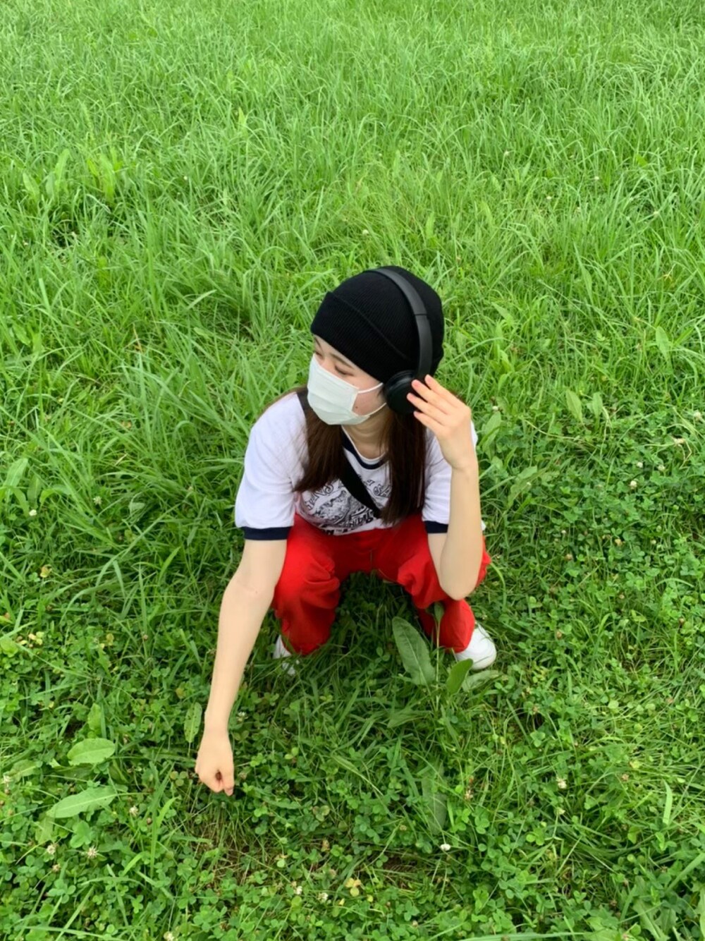 「夏コーデ、Tシャツ、Tシャツ×デニム、レッド、赤パンツ、ビーニー、ビーニー帽、ニット帽、ニット、ヘッドホン、ストリート、ストリートコーデ、ストリートMIX、ストリートファッション、いいね、save、フォローお願いします🤑」｜「SHEINのアイテム（ニットキャップ/ビーニー、ブラック系）」を使った、ミドリさん（レディース・160cm）の冬コーディネートの1枚目の写真