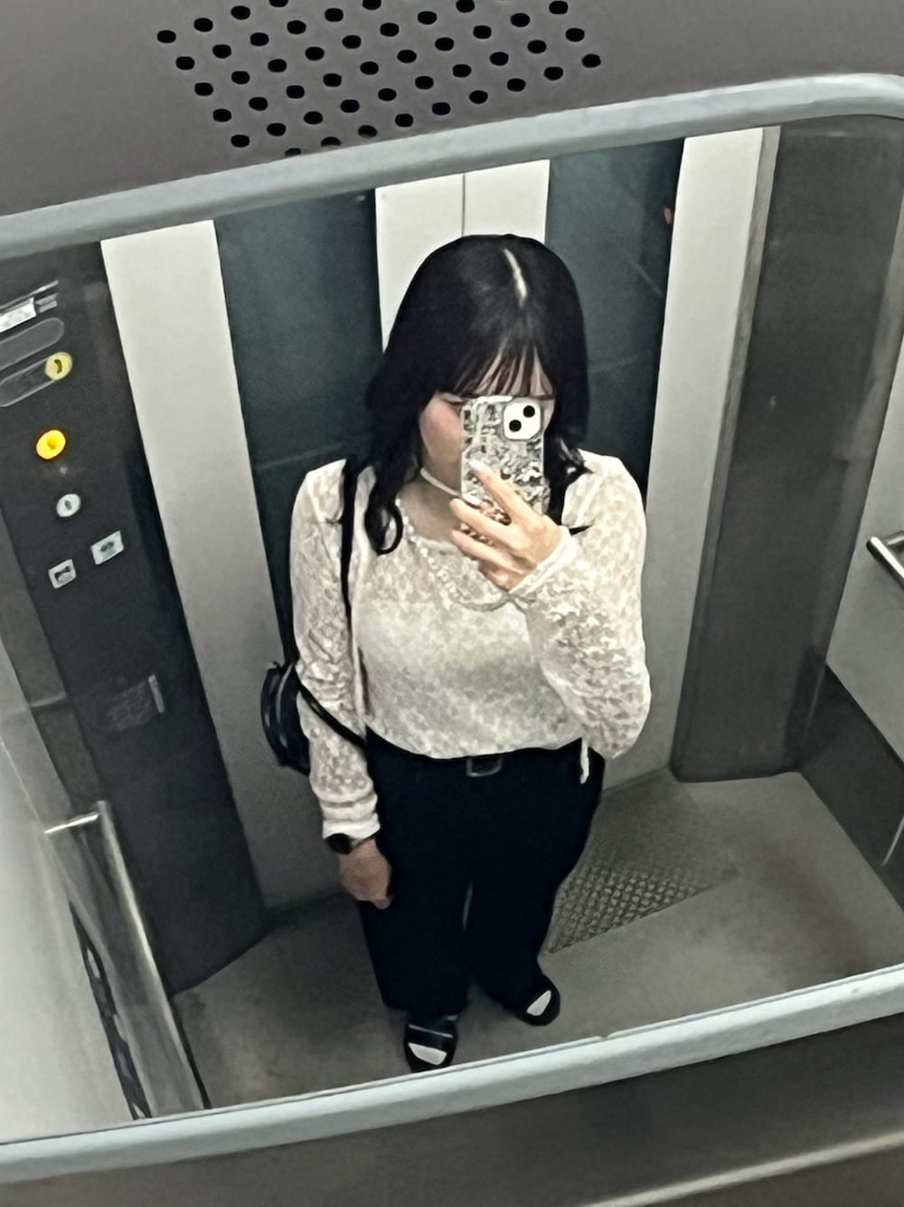 「レザー、ショルダーバッグ、秋服準備はじめました、レース、きれいめカジュアル、オトナカジュアル、オトナ女子、大人コーデ、大人カジュアル、大人女子、ootd、秋コーデ、いいね、save、フォローお願いします🤑、おしゃれさんと繋がりたい、お洒落さんとつながりたい」｜「Dr. Martensのアイテム（サンダル、ブラック系）」を使った、ミドリさん（骨格ウェーブ・レディース・160cm）の秋コーディネートの1枚目の写真