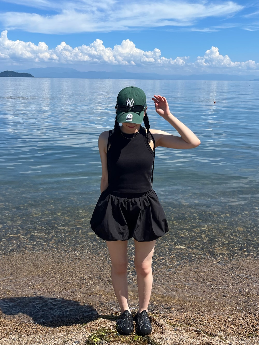 「夏ルックで気分アップ、デニム、セットアップ、サングラス、スポーツミックス、タンクトップ、ノースリーブ、白Tシャツ、夏、ラクチンコーデ、今日のコーデ、ootd、お洒落さんとつながりたい、モノトーンコーデ、いいね、save、フォローお願いします🤑」｜「？のアイテム（サンダル、ブラック系）」を使った、ミドリさん（骨格ウェーブ・レディース・160cm）の夏コーディネートの1枚目の写真