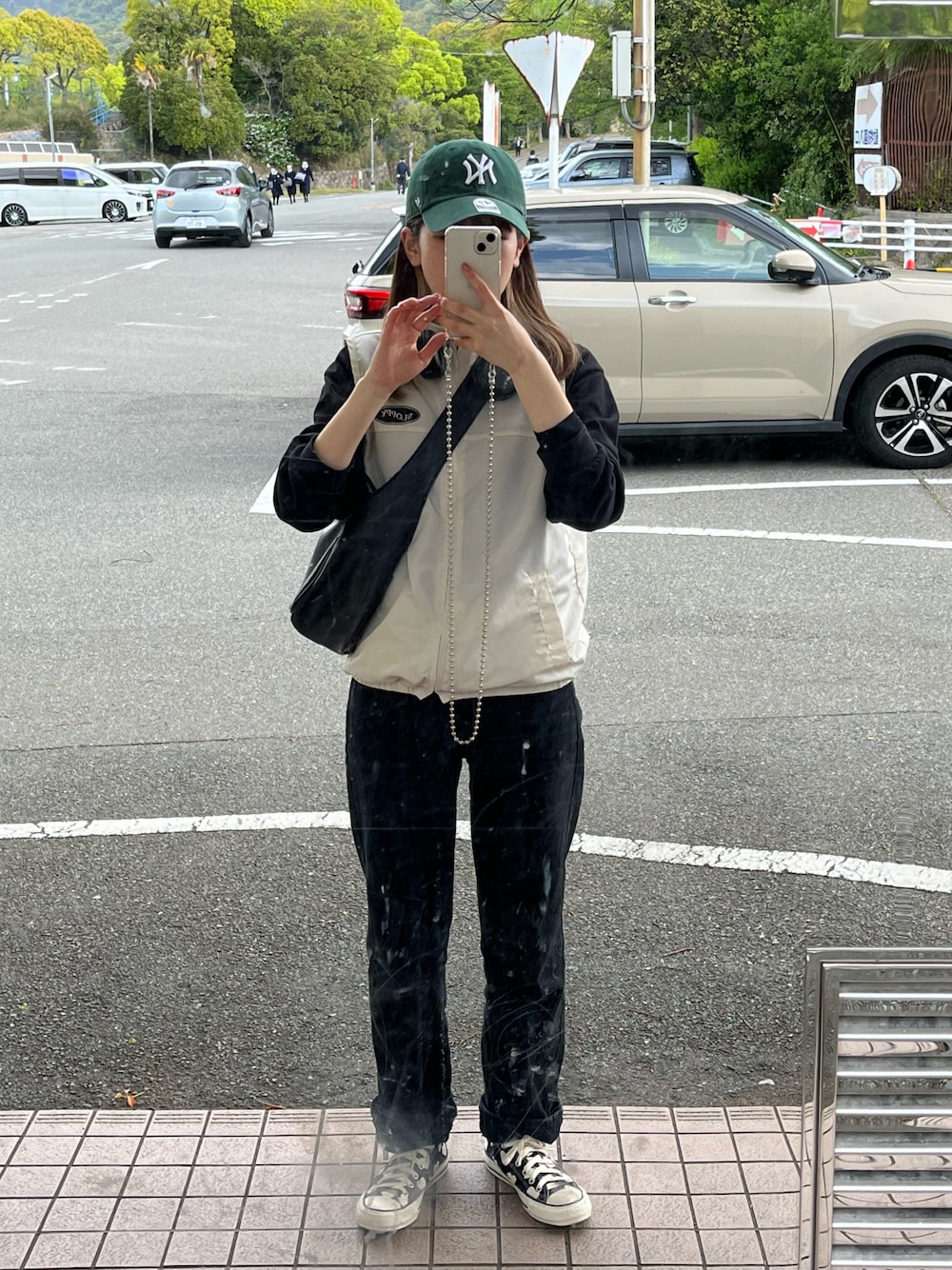 「お出かけコーデ日記、パンツコーデ、キレイめカジュアル、おでかけコーデ、おしゃれさんと繋がりたい、今日のコーデ、休日コーデ、スニーカーコーデ、ootd、いいね、save、フォローお願いします🤑、ベスト、キャップ、ニューエラ、コンバース、ストリート」｜「GUのアイテム（デニムパンツ、ブラック系）」を使った、ミドリさん（レディース・160cm）の春コーディネートの1枚目の写真