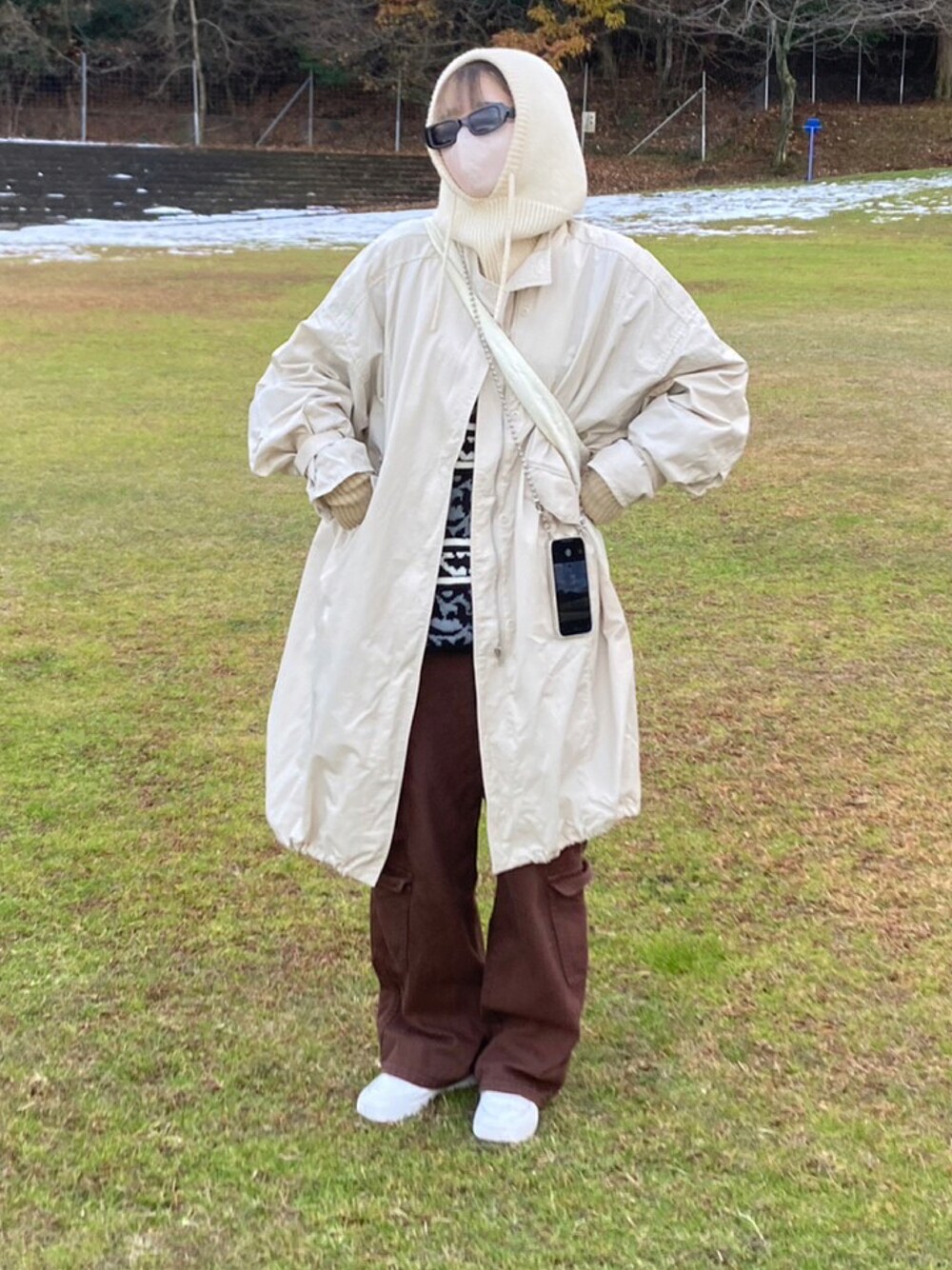 「カジュアル、秋冬コーデ、お出かけコーデ、休日スタイル、ootd、ニット、プチプラ、お洒落さんとつながりたい、淡色コーデ、カーゴパンツ、モッズコート、バラクラバ、いいね、save、フォローお願いします🤑、エアフォースワン、アームウォーマー」｜「SHEINのアイテム（デニムパンツ、ブラウン系）」を使った、ミドリさん（レディース・160cm）の冬コーディネートの1枚目の写真