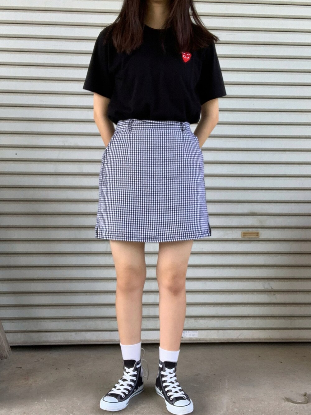 「ゆるコーデ、おしゃれさんと繋がりたい、スニーカー、スニーカーコーデ、スニーカー女子、スニーカー好きと繋がりたい、タイトスカート、ギンガムチェックスカート、ギンガムチェック、Tシャツ、Tシャツ/カットソー、カジュアル、カジュアルコーデ、カジュアルガーリー、ラフ」｜「WEGOのアイテム（スカート、ブラック系）」を使った、ミドリさん（レディース・160cm）の夏コーディネートの1枚目の写真