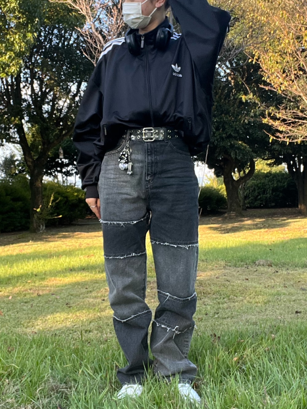 ブラック系のデニムパンツ、ブラック系のその他アウター、ホワイト系のベルトを着用したレディースの秋コーディネートの1枚目の写真