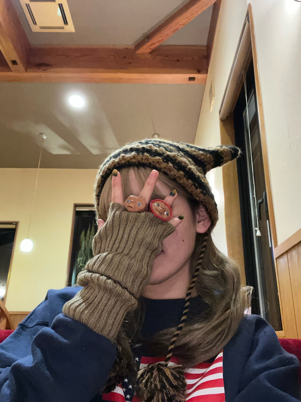 ブルー系のスウェット、オレンジ系のニットキャップ/ビーニー、ブラウン系のアームカバーを着用したレディースの秋コーディネートの1枚目の写真