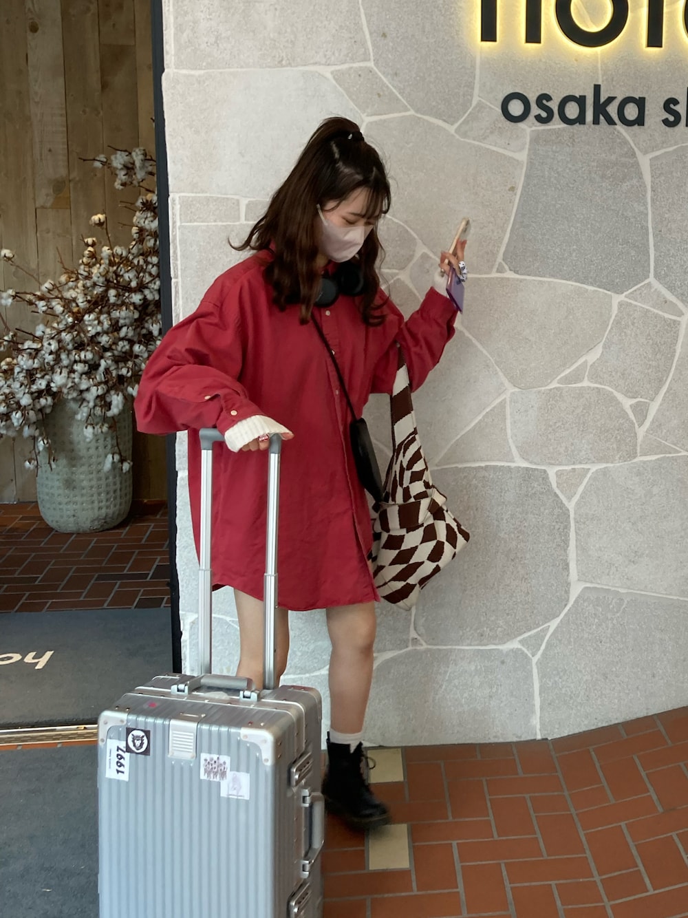 「古着MIX、古着、古着コーデ、古着好きな人と繋がりたい、古着女子、古着屋、シャツスタイル、シャツワンピ、シャツ、いいね、save、フォローお願いします🤑、トートバッグ、ブーツ、ブーツスタイル、アームウォーマー、古着男子」｜ミドリさん（レディース・160cm）の冬コーディネートの1枚目の写真