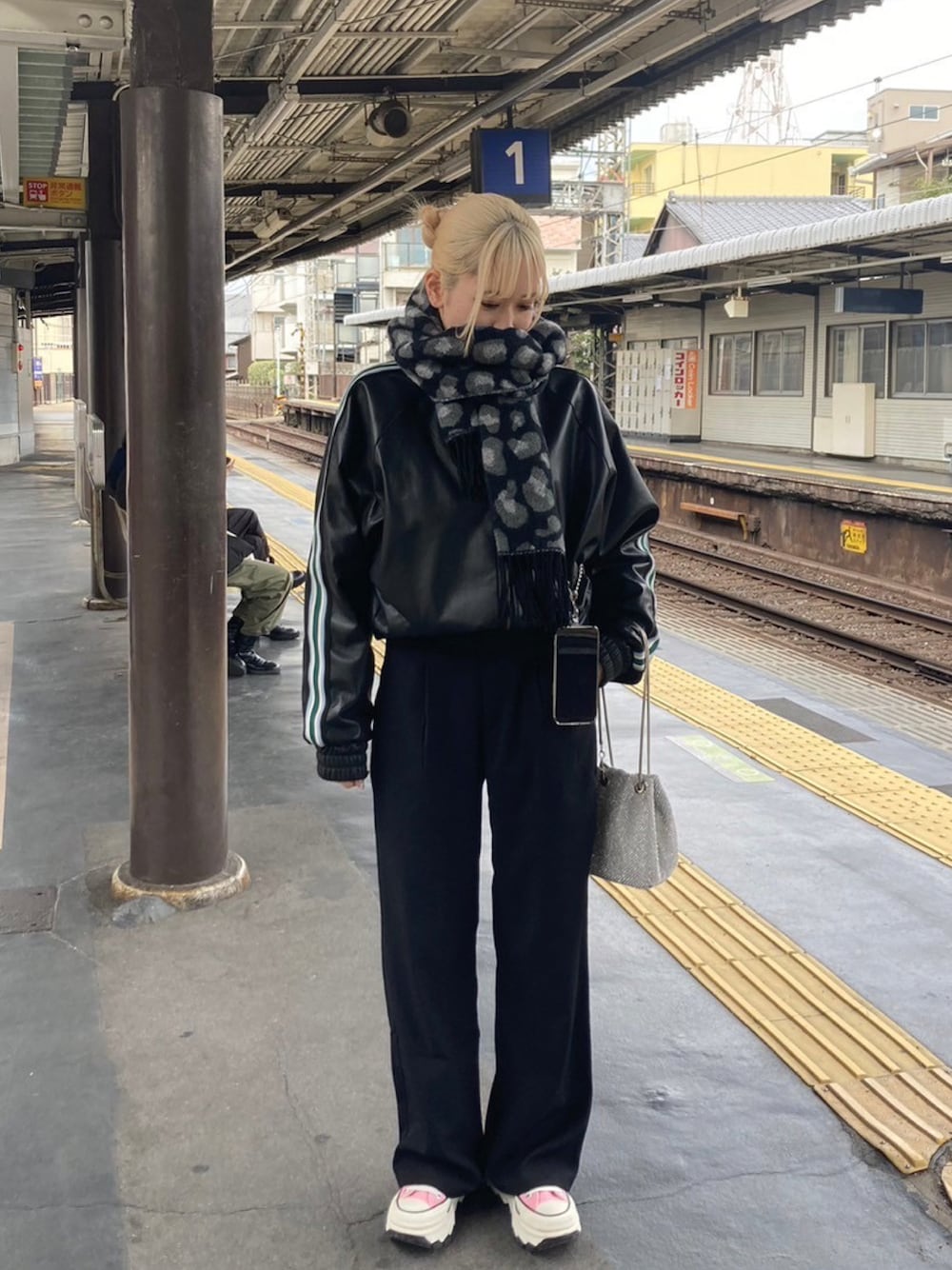 「冬を彩る色いろコーデ、今日のコーデ、シンプルスタイル、カジュアルスタイル、着回しコーデ、シンプル、オトナ女子、お洒落さんとつながりたい、ootd、大人カジュアル、ライダース、レザージャケット、コンバース、いいね、save、フォローお願いします🤑、おしゃれさんと繋がりたい」｜「CIAOPANICのレザートラックジャケット（ブルゾン、ブラック系）」を使った、ミドリさん（レディース・160cm）の冬コーディネートの1枚目の写真