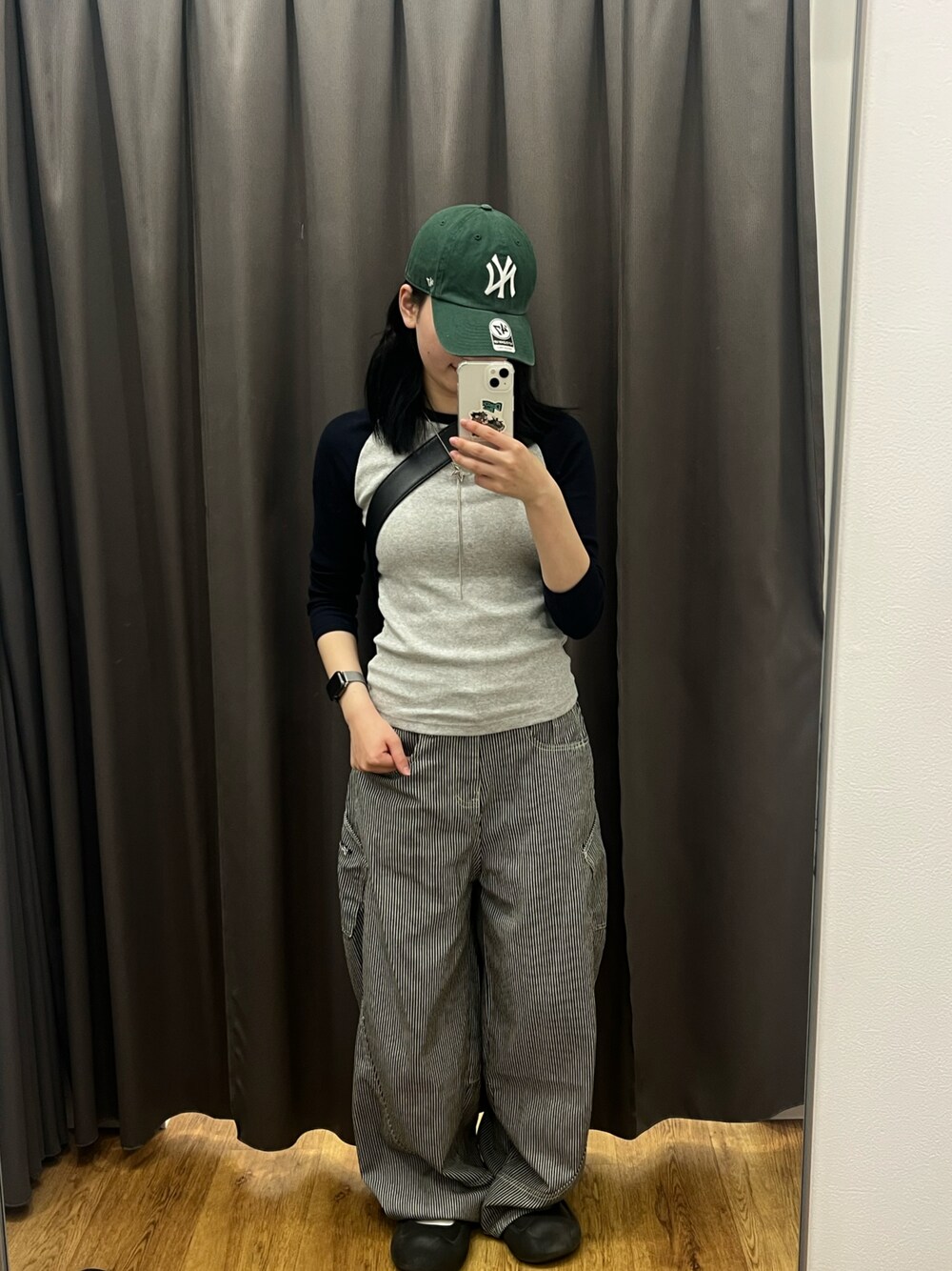 「やっぱり帽子が好き、白シャツ、柄シャツ、ショルダーバッグ、モノトーン、ワイドパンツ、サンダル、ラグランTシャツ、ユニクロ、ユニクロコーデ、おしゃれさんと繋がりたい、お洒落さんとつながりたい、ニューエラ、帽子、いいね、save、フォローお願いします🤑」｜「？のアイテム（デニムパンツ、ブラック系）」を使った、ミドリさん（骨格ウェーブ・レディース・160cm）の春コーディネートの1枚目の写真