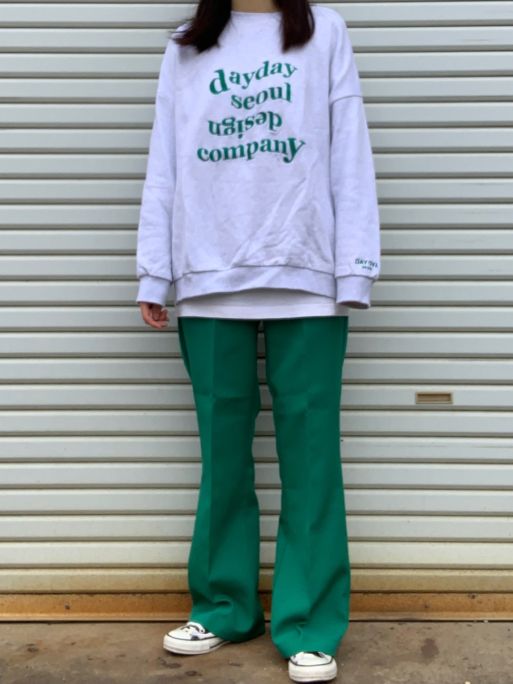 「シンプルコーデ、パンツコーデ、カジュアルコーデ、おしゃれさんと繋がりたい、休日スタイル、プチプラ、韓国ファッション、スウェット、グリーン、フレアパンツ、コンバース、スニーカー、スニーカーコーデ、レイヤードスタイル、ストリート」｜「WHO'S WHO galleryのアイテム（スラックス、グリーン系）」を使った、ミドリさん（レディース・160cm）の冬コーディネートの1枚目の写真