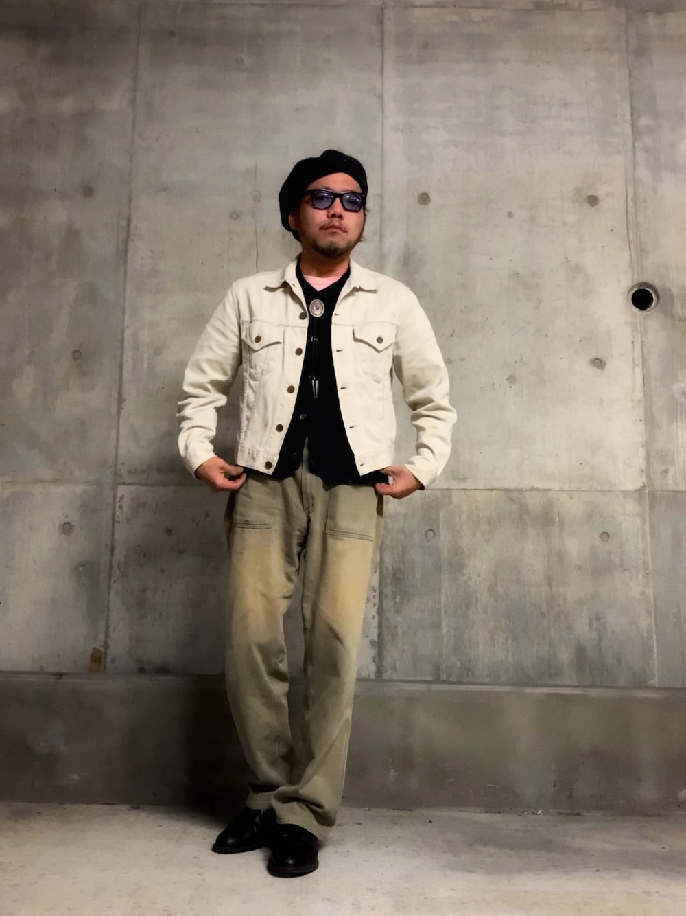 「秋のコーデ、アメカジ、vintage、ヴィンテージ、ミリタリー、リーバイス、ピケ素材、インディアンジュエリー、へリンボーン、ファティーグパンツ、古着MIX、ホワイト、タイダイ柄、カーキ、ストライプ」｜「NAVAJOのアイテム（ネクタイ、シルバー系）」を使った、Ri Maさん（メンズ・171cm）の秋コーディネートの1枚目の写真