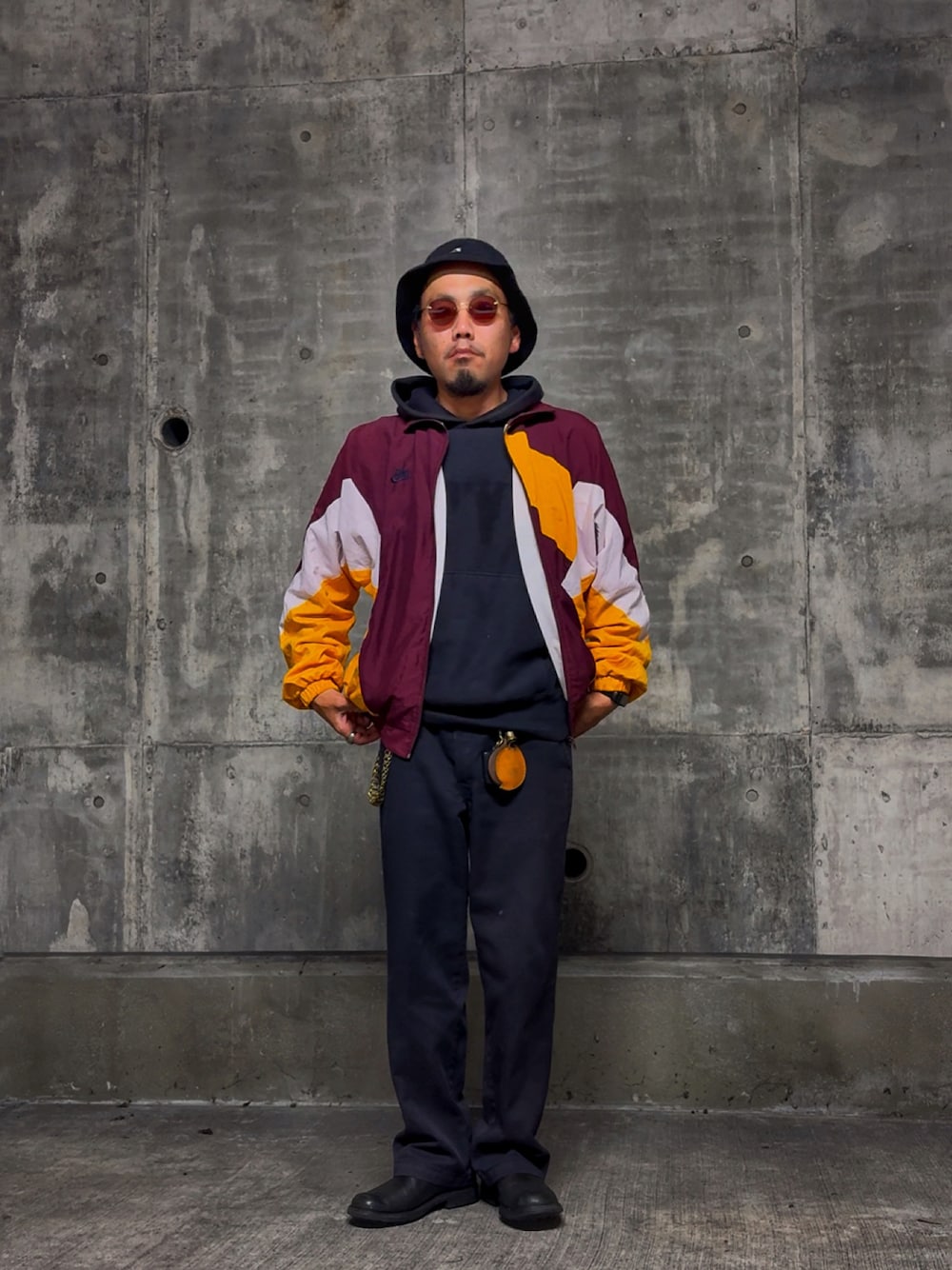 「春めき満開コーデ、NIKE、Champion、オールブラック、バケットハット、ナイロンジャケット、パーカー、サングラス、サイドゴアブーツ、ストリートコーデ、スケータースタイル、vintage、アメカジ、スポーツミックス、古着MIX」｜「KANGOLのKANGOL FURGORA CASUAL（ハット、ブラック系）」を使った、Ri Maさん（メンズ・171cm）の春コーディネートの1枚目の写真