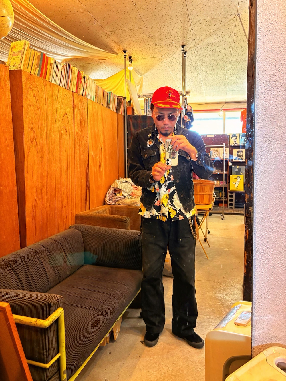 「最近のいい感じコーデ、ブラックコーデ、シャツスタイル、ブラック、carhartt、コーデュロイ、ハワイアンシャツ、アロハシャツ、アポロキャップ、大人カジュアル、古着、古着コーデ、アメカジ、vintage、VANS」｜「VINTAGEの6〜70's Levi's 70505E BLACK corduroy（38）（その他アウター、ブラック系）」を使った、Ri Maさん（メンズ・171cm）の春コーディネートの1枚目の写真