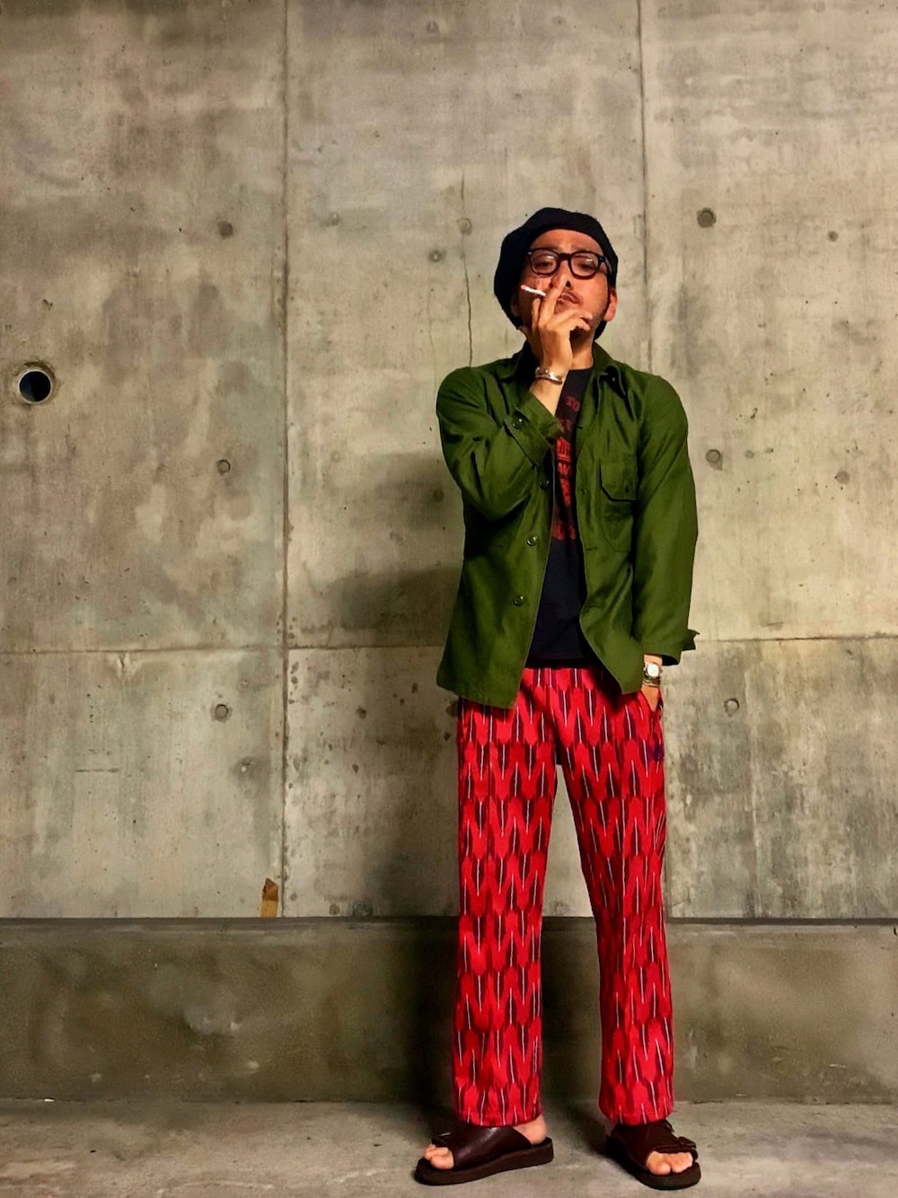 「秋コーデ、休日スタイル、ラフコーデ、古着コーデ、古着MIX、vintage、ミリタリー、ミリタリーシャツ、ハーレーダビッドソン、ハーレーT、柄パンツ、ジャージ、ニードルス、NEEDLES、レザーサンダル」｜「CYCLONE Selectの行きつけヴィンテージショップセレクト🎩（キャスケット、ブラック系）」を使った、Ri Maさん（メンズ・171cm）の秋コーディネートの1枚目の写真