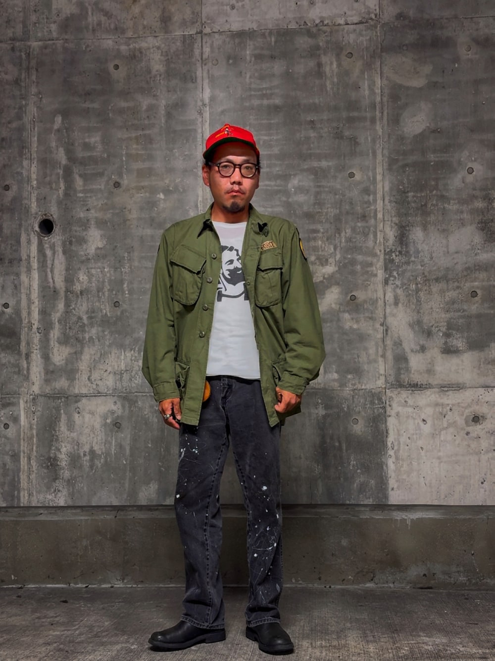 「古着MIX、古着、アメカジ、Tシャツコーデ、vintage、ヴィンテージ、古着コーデ、ミリタリー、リラックススタイル、オーバーサイズ、ブラック、リメイク、最近のいい感じコーデ、プリントT」｜「90's Wranglerの90's Wrangler 13mwz（35×32）セルフペンキカスタム（デニムパンツ、ブラック系）」を使った、Ri Maさん（メンズ・171cm）の春コーディネートの1枚目の写真