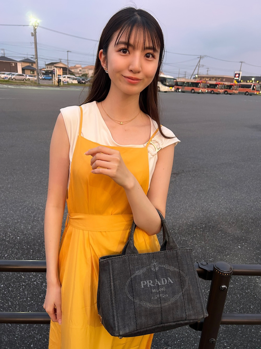 「夏服コーデ、大人コーデ、きれいめカジュアル、オトナ女子、お出かけコーデ、イエロー、キャミワンピ、キレイめ、IENA、Polo Ralph Lauren、PRADA」｜「PRADAのアイテム（バッグ、グレー系）」を使った、Yukaさん（レディース・167cm）の夏コーディネートの1枚目の写真