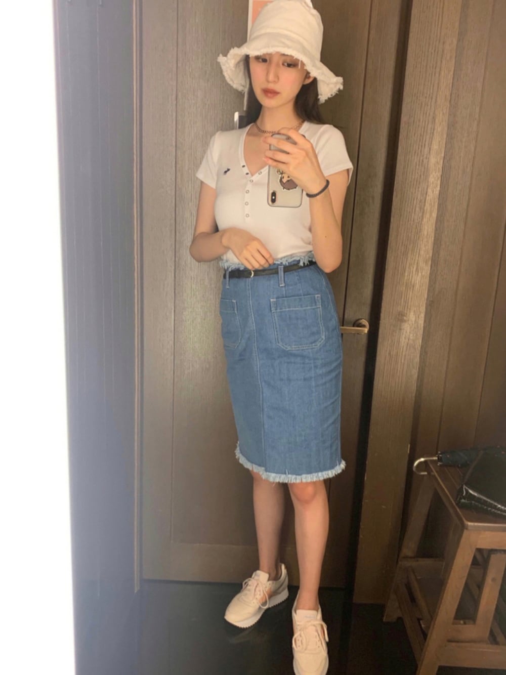 「スニーカー、デニム、カジュアル、reebok、STYLE、スニーカーコーデ、Heather、休日スタイル、ootd、シンプルコーデ、バケットハット、Abercombie&Fitch、SpRay、いいね、save、フォローお願いします🤑、ラブアンドピース2021」｜「Abercrombie&Fitchのアイテム（Tシャツ/カットソー、ホワイト系）」を使った、Yukaさん（レディース・167cm）の秋コーディネートの1枚目の写真
