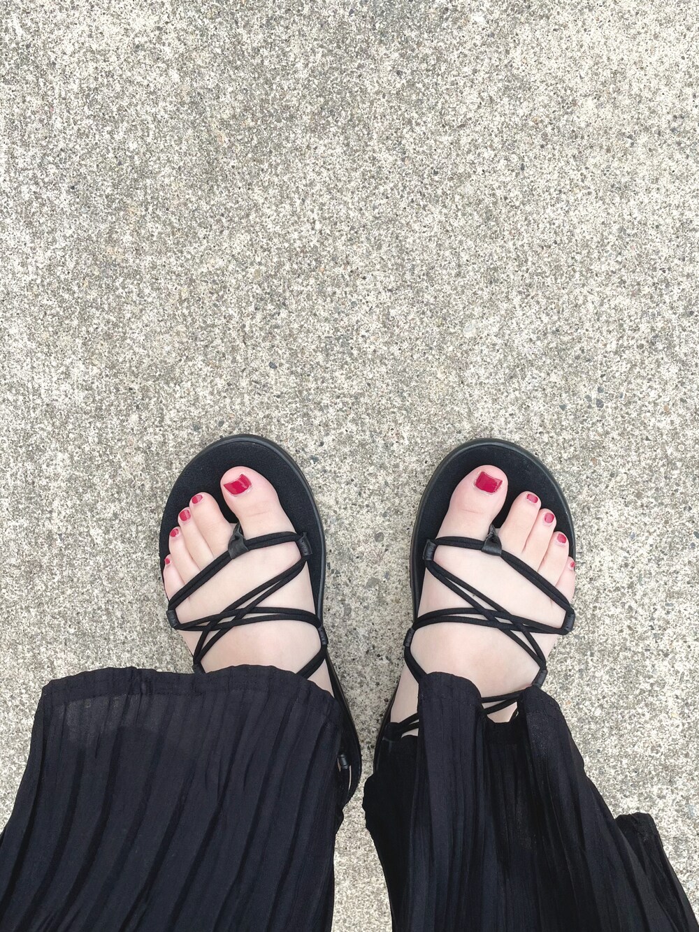 ブラック系のサンダル、ブラック系のその他パンツを着用したレディースの夏コーディネートの1枚目の写真