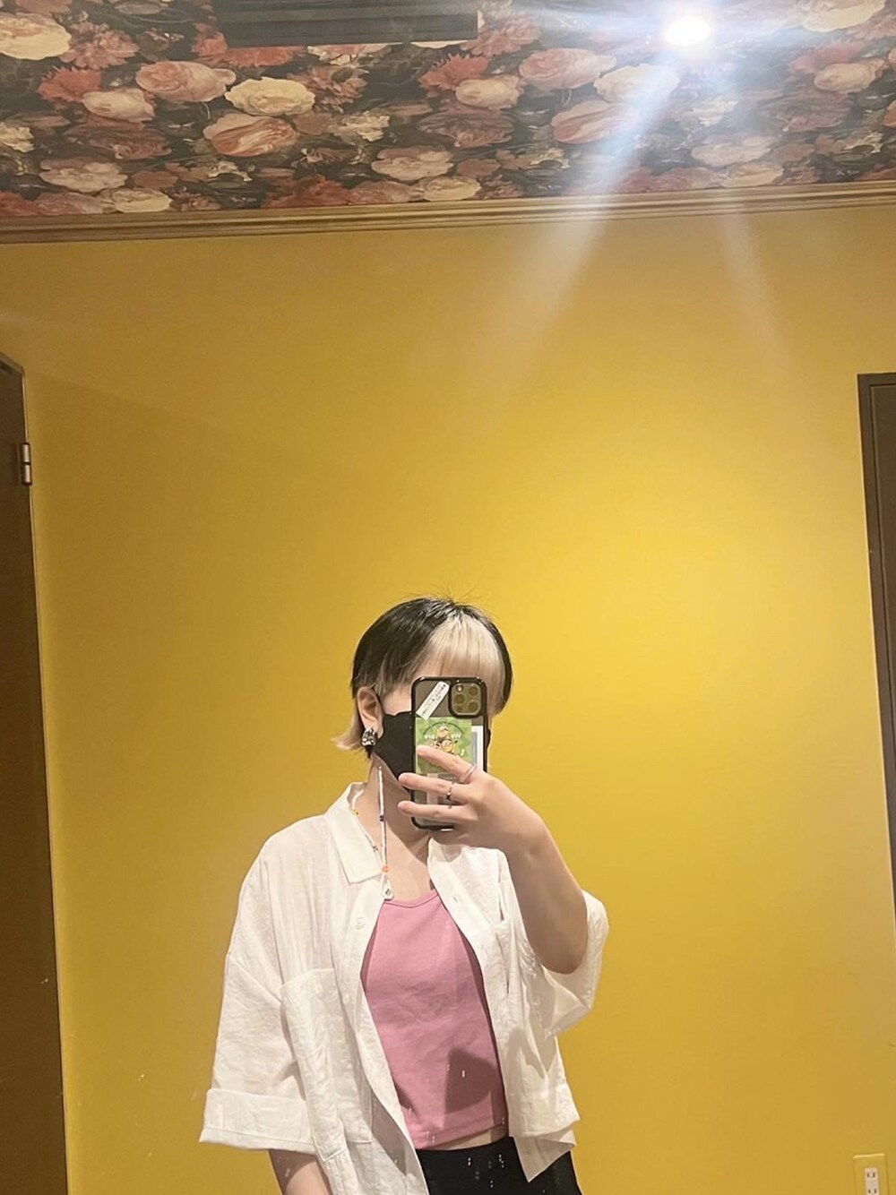 ピンク系のタンクトップ、ホワイト系のシャツ/ブラウス、その他のネックレスを着用したレディースの夏コーディネートの1枚目の写真