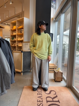 「LACOSTE（ラコステ）の『別注』LACOSTE×DOORS　THICK PIQUE ROUND LONG-SLEEVE（Tシャツ/カットソー、グリーン系）」を使った、下田海秀さん（メンズ・168cm）の春コーディネート