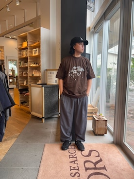 「Snow Peak（スノーピーク）の『別注』Snow Peak Apparel×DOORS　WA/AC FAMILY CAMP T-SHIRTS（Tシャツ/カットソー、ブラウン系）」を使った、下田海秀さん（メンズ・168cm）の夏コーディネート