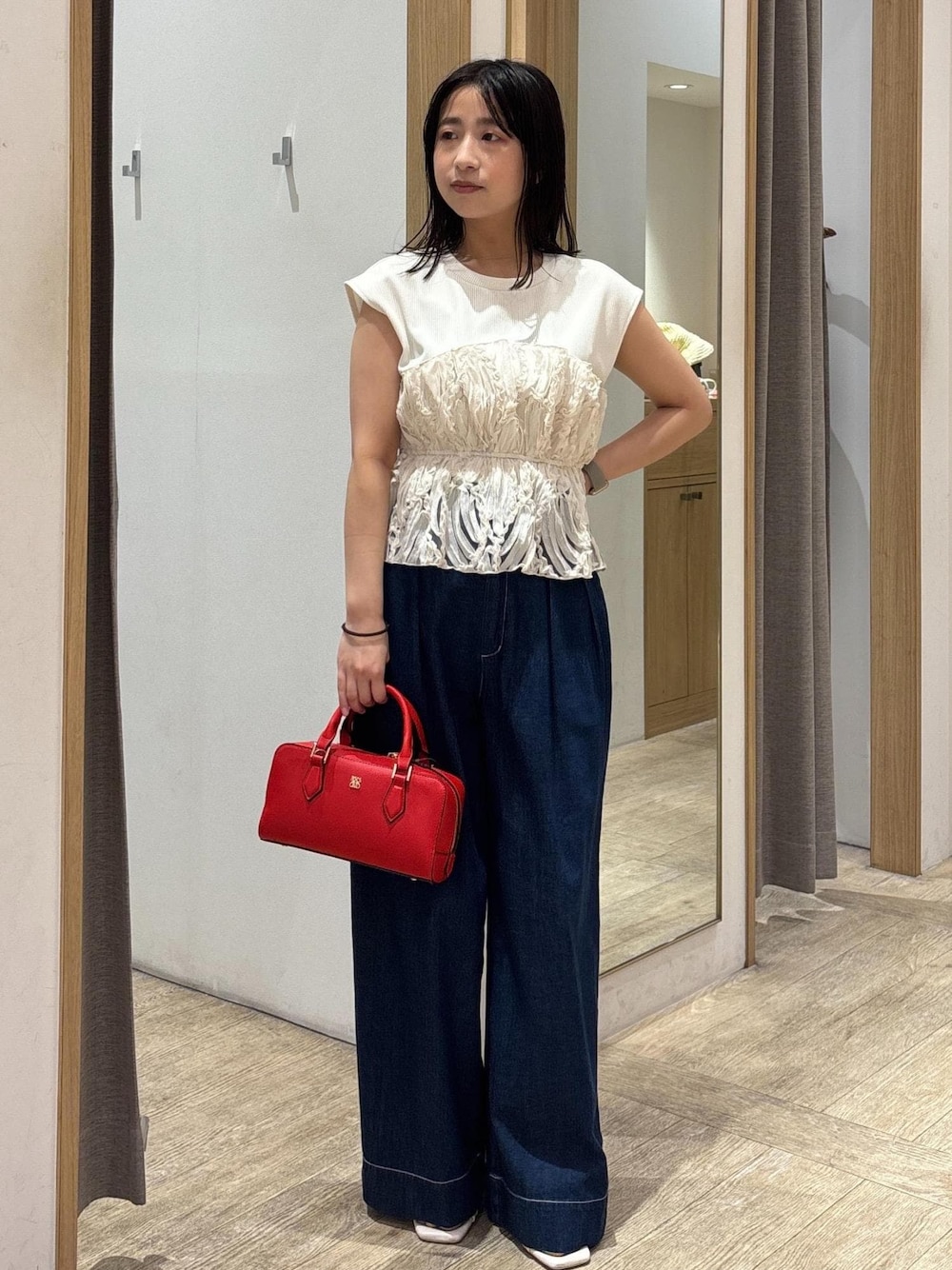 「初夏コーデ、夏コーデ、デートコーデ、お出かけコーデ、旅行コーデ、女子会コーデ、大人カジュアル、パンツスタイル、体型カバー、カジュアルコーデ」｜「Juzeのメタルヒールサンダル（サンダル、ホワイト系）」を使った、スズさん（レディース・152cm）の夏コーディネートの1枚目の写真