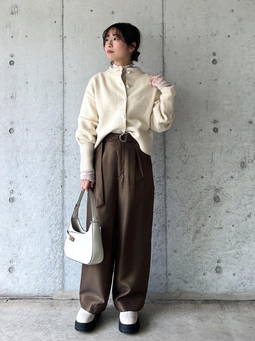 「ワイドパンツ、ウエストマーク、24AW冬の新作、24AW20、Wsweater_pickup、W雑貨_pickup、秋コーデ、初冬コーデ、冬コーデ、お出かけコーデ、旅行コーデ、推し活コーデ、大人カジュアル、パンツスタイル、体型カバー」｜「Juzeのタンクソールサイドニットブーツ（ブーツ、ホワイト系）」を使った、スズさん（レディース・152cm）の冬コーディネートの1枚目の写真