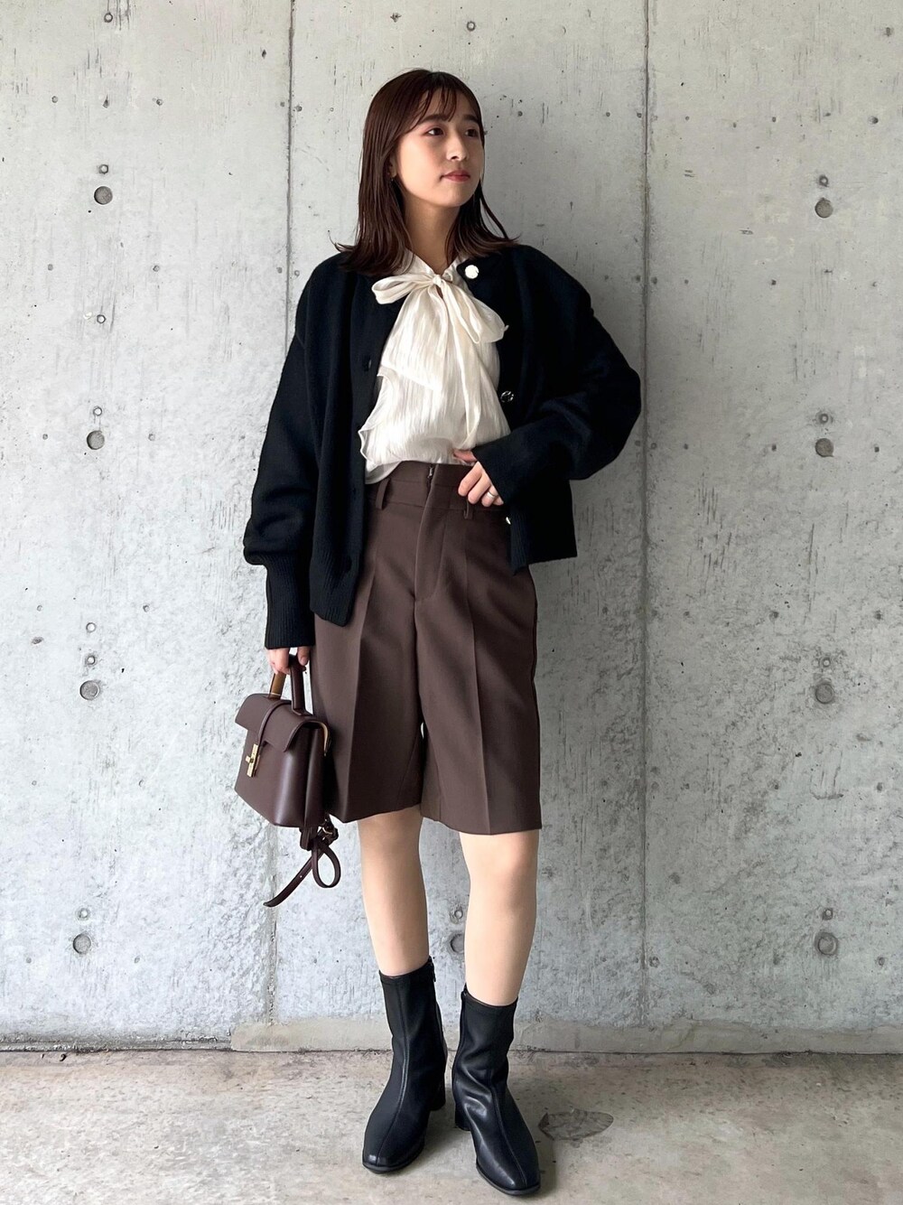 「ハーフパンツ、24AW秋の新作、ウエストマーク、Wblouse_pickup、WM羽織_pickup、Wshoes&bag_pickup、W雑貨_pickup、初秋コーデ、秋コーデ、デートコーデ、お出かけコーデ、旅行コーデ、女子会コーデ、韓国ファッション、大人カジュアル」｜「VISの【2WAY】ひねり金具ワンハンドルミニショルダーバッグ（ショルダーバッグ、ブラウン系）」を使った、スズさん（レディース・152cm）の秋コーディネートの1枚目の写真