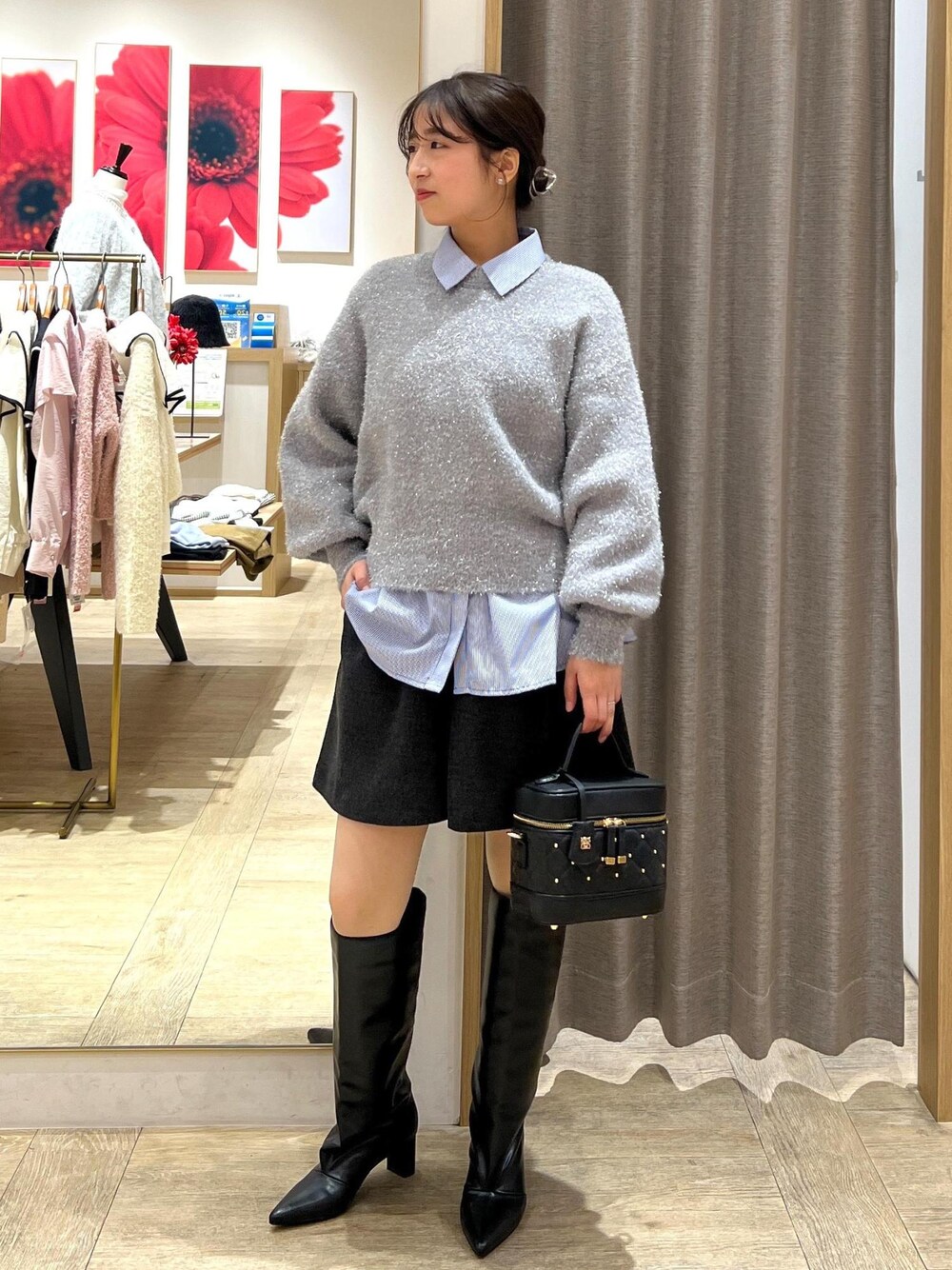 グレー系のその他パンツ、ブラック系のブーツ、ブルー系のシャツ/ブラウスを着用したレディースの冬コーディネートの1枚目の写真