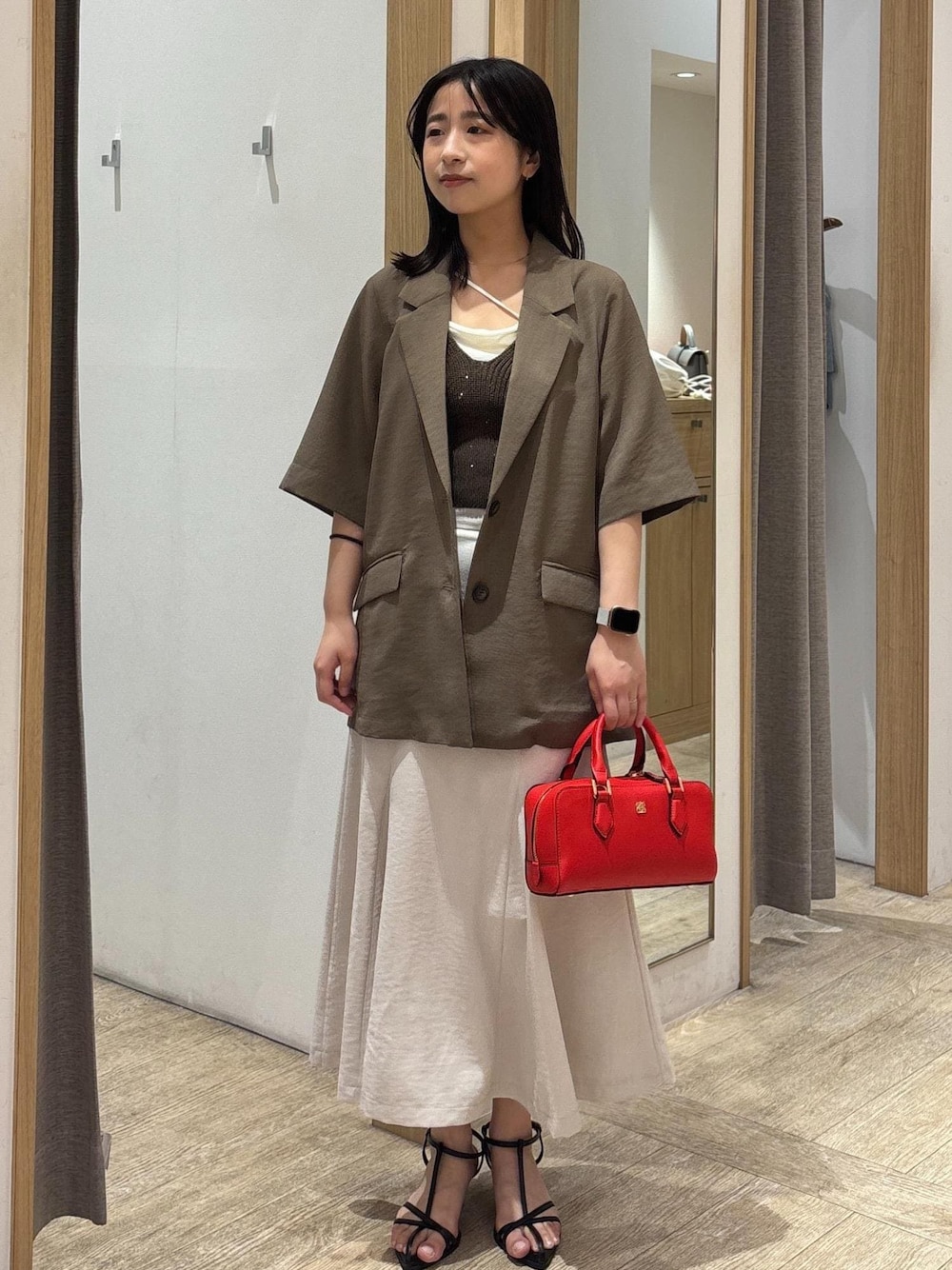 「初夏コーデ、夏コーデ、デートコーデ、お出かけコーデ、旅行コーデ、推し活コーデ、女子会コーデ、大人カジュアル、スカートスタイル、カジュアルコーデ」｜「VISの【洗える】カップ付きアシンメトリーキャミソール（キャミソール、ホワイト系）」を使った、スズさん（レディース・152cm）の夏コーディネートの1枚目の写真