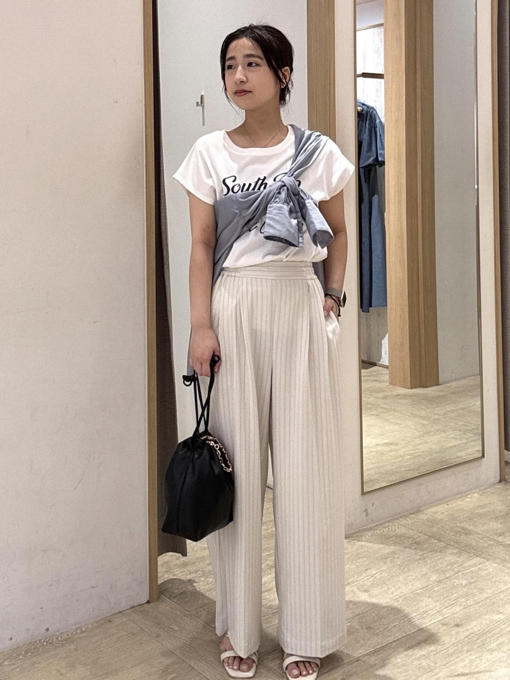 「25SS夏の新作、visbag2025、初夏コーデ、夏コーデ、お出かけコーデ、旅行コーデ、大人カジュアル、パンツスタイル、カジュアルコーデ、VIS、ウェーブ、ブルべ夏、乾燥、低身長、トップス」｜「Juzeのメタルヒールサンダル（サンダル、ホワイト系）」を使った、スズさん（レディース・152cm）の夏コーディネートの1枚目の写真