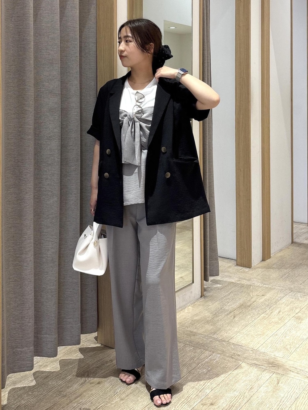グレー系のTシャツ/カットソー、グレー系のその他パンツ、ブラック系のサンダルを着用したレディースの春コーディネートの1枚目の写真