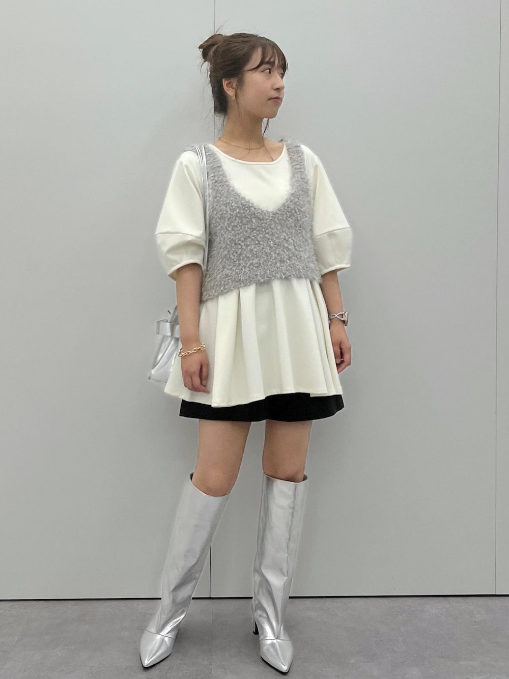 「チュニック、ショートパンツ、ウエストマーク、24AW秋の新作、ロングブーツ、ビスチェ、シルバー、初秋コーデ、秋コーデ、デートコーデ、お出かけコーデ、女子会コーデ、韓国ファッション、大人カジュアル、レイヤード」｜「VISの【ハンドルの長さ調節が出来る】リボンミニトートバック（ショルダーバッグ、シルバー系）」を使った、スズさん（レディース・152cm）の夏コーディネートの1枚目の写真