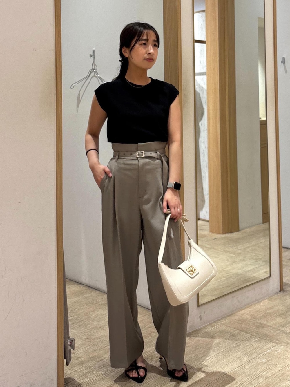 「フレンチスリーブ、25SS夏の新作、初夏コーデ、夏コーデ、お出かけコーデ、旅行コーデ、女子会コーデ、大人カジュアル、パンツスタイル、カジュアルコーデ、ヘルシーコーデ、VIS、ウェーブ、ブルべ夏、乾燥」｜「VISの【180℃美人見え】ハンドルリボンワンショルダーバッグ（ハンドバッグ、ホワイト系）」を使った、スズさん（レディース・152cm）の春コーディネートの1枚目の写真