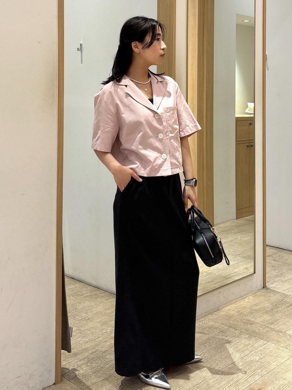 「タイトスカート、25SS夏の新作、初夏コーデ、夏コーデ、デートコーデ、お出かけコーデ、旅行コーデ、推し活コーデ、女子会コーデ、大人カジュアル、スカートスタイル、カジュアルコーデ、VIS、ウェーブ、ブルべ夏」｜「Juzeのスリングバックリボンミュール（パンプス、シルバー系）」を使った、スズさん（レディース・152cm）の夏コーディネートの1枚目の写真