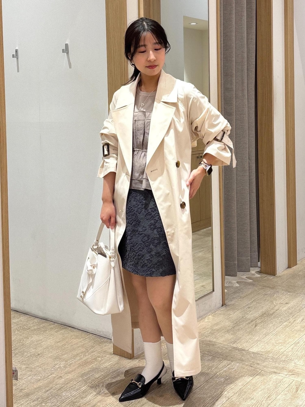 「ミニスカート、25SS春の新作、初春コーデ、春コーデ、デートコーデ、お出かけコーデ、旅行コーデ、推し活コーデ、女子会コーデ、大人カジュアル、スカートスタイル、フェミニンコーデ、VIS、ウェーブ、ブルべ夏」｜「VISの【累計10,000点突破】【2WAY】ハートカットバッグ（ショルダーバッグ、ホワイト系）」を使った、スズさん（レディース・152cm）の春コーディネートの1枚目の写真