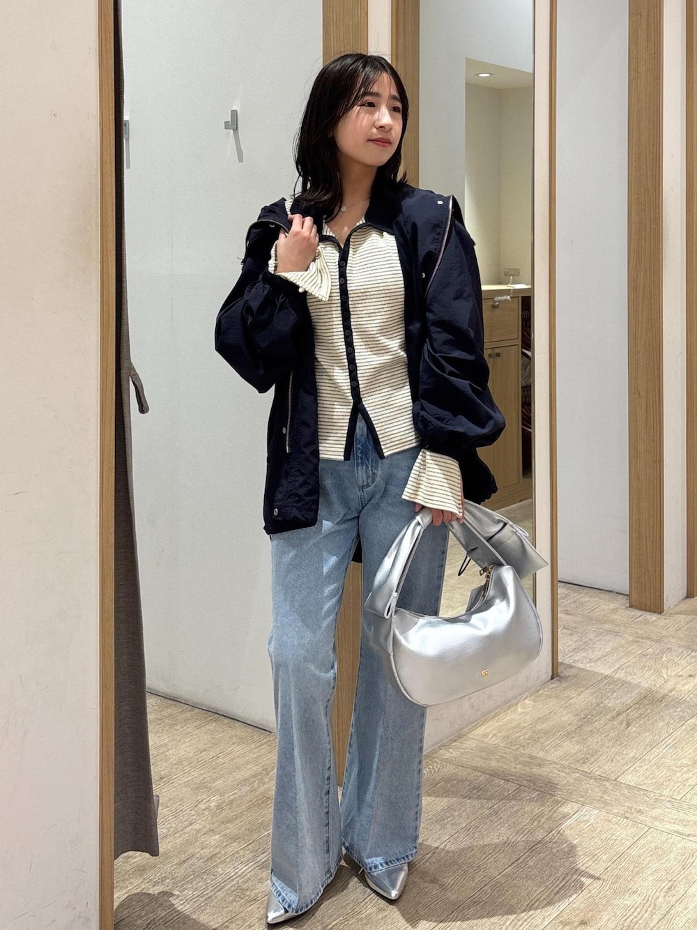 「フレアパンツ、フレアデニム、25SS春の新作、初春コーデ、春コーデ、デートコーデ、お出かけコーデ、旅行コーデ、韓国ファッション、大人カジュアル、パンツスタイル、カジュアルコーデ、VIS、ウェーブ、ブルべ夏」｜「VISの【撥水/花粉ガード】ウエストドロストマウンテンパーカー（マウンテンパーカー、ブルー系）」を使った、スズさん（レディース・152cm）の春コーディネートの1枚目の写真