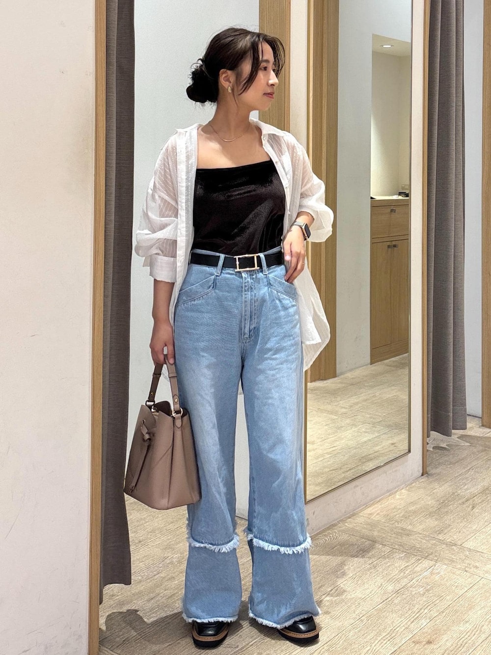 ベージュ系のショルダーバッグ、ブラック系のローファー、ブラウン系のキャミソールを着用したレディースの秋コーディネートの1枚目の写真