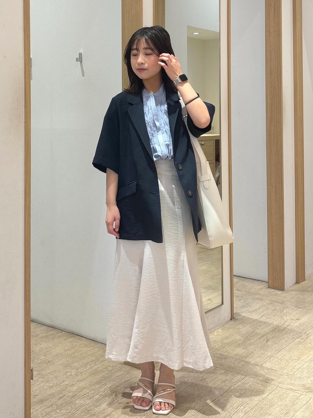 「25SS夏の新作、初夏コーデ、夏コーデ、お仕事コーデ、スカートスタイル、体型カバー、フェミニンコーデ、シンプルコーデ、VIS、ウェーブ、ブルべ夏、乾燥、低身長、トップス、シャツ/ブラウス」｜「VISの【A4収納】ホーボーバッグ（トートバッグ、ホワイト系）」を使った、スズさん（レディース・152cm）の春コーディネートの1枚目の写真