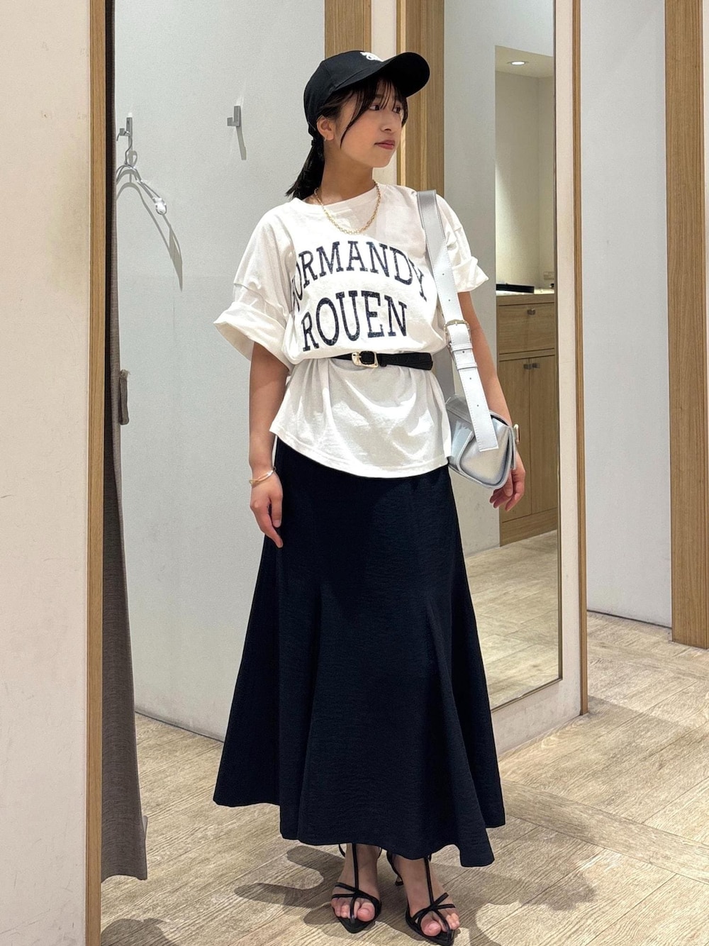 「25SS夏の新作、夏コーデ、お出かけコーデ、旅行コーデ、フェスコーデ、大人カジュアル、スカートスタイル、体型カバー、カジュアルコーデ、VIS、ウェーブ、ブルべ夏、乾燥、低身長、トップス」｜「VISのロゴマーク刺繍キャップ（キャップ、ブラック系）」を使った、スズさん（レディース・152cm）の春コーディネートの1枚目の写真