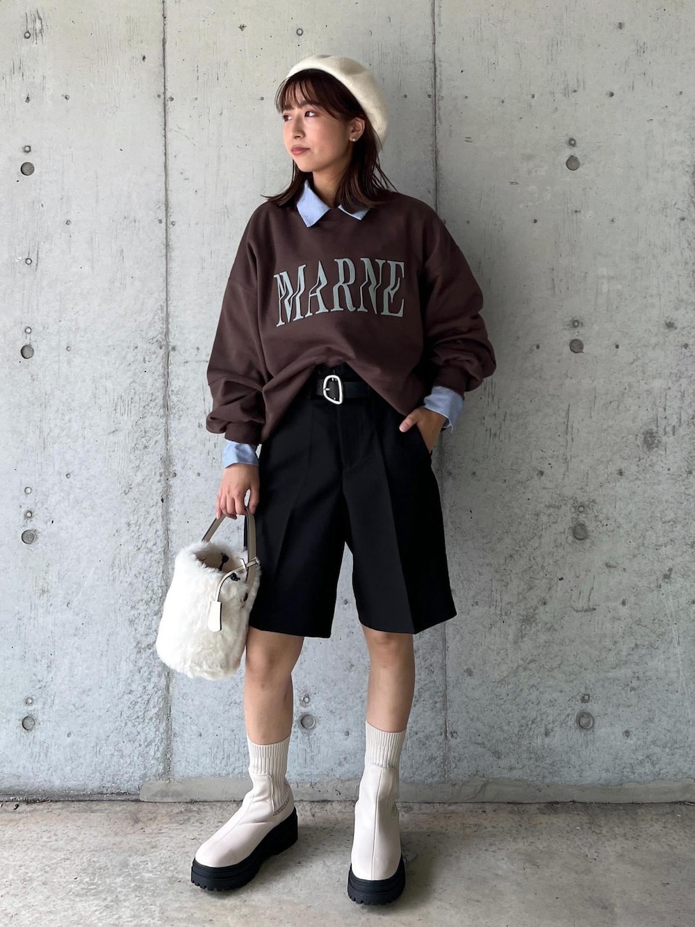 「ショートパンツ、ファー、ベレー帽、24AW秋の新作、ウエストマーク、ハーフパンツ、初秋コーデ、秋コーデ、お出かけコーデ、旅行コーデ、女子会コーデ、韓国ファッション、大人カジュアル、パンツスタイル、体型カバー」｜「Juzeのタンクソールサイドニットブーツ（ブーツ、ホワイト系）」を使った、スズさん（レディース・152cm）の秋コーディネートの1枚目の写真