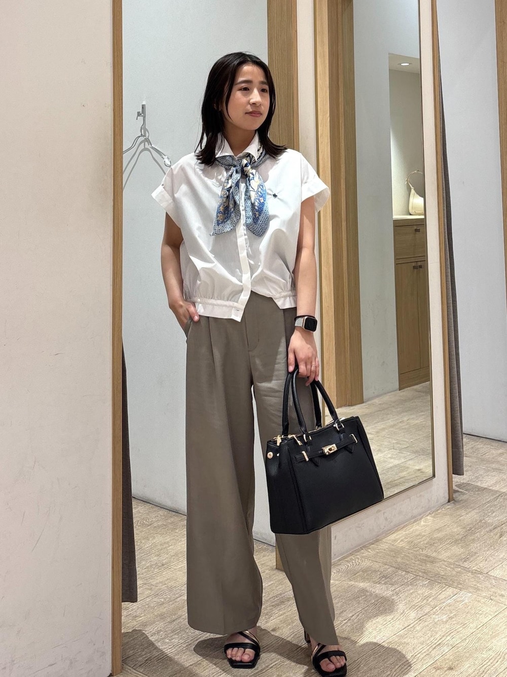 「ワイドパンツ、25SS夏の新作、初夏コーデ、夏コーデ、デートコーデ、お出かけコーデ、旅行コーデ、韓国ファッション、大人カジュアル、パンツスタイル、カジュアルコーデ、VIS、ウェーブ、ブルべ夏、乾燥」｜「VISの【2WAY】フロント金具3層トートバッグ（ショルダーバッグ、ブラック系）」を使った、スズさん（レディース・152cm）の春コーディネートの1枚目の写真