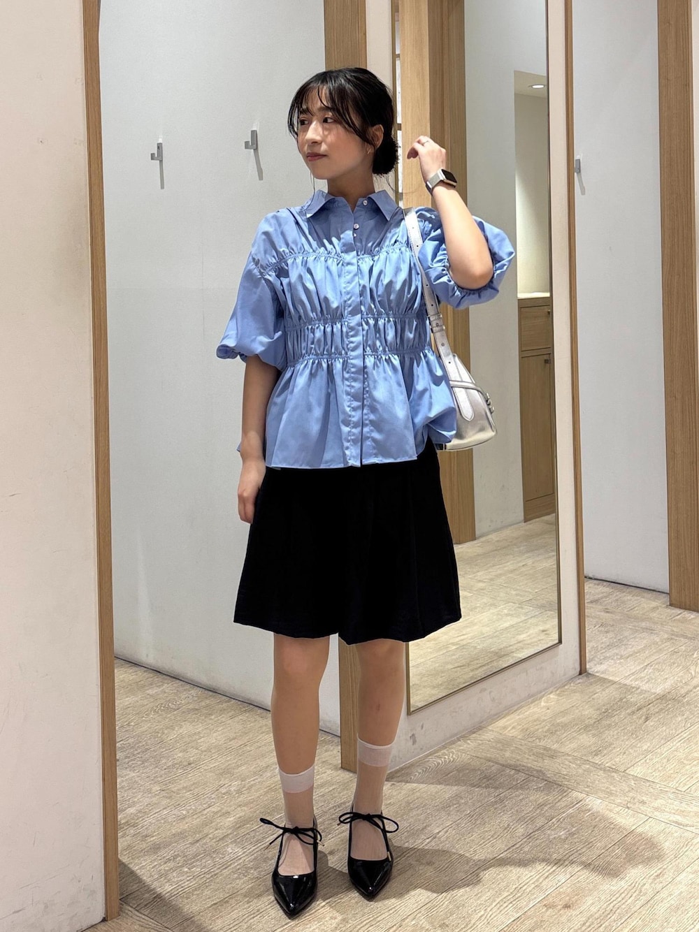 「ハーフパンツ、バミューダパンツ、25SS夏の新作、初夏コーデ、夏コーデ、デートコーデ、お出かけコーデ、旅行コーデ、推し活コーデ、女子会コーデ、韓国ファッション、大人カジュアル、パンツスタイル、カジュアルコーデ、VIS」｜「Juzeのリボンヒールパンプス（パンプス、ブラック系）」を使った、スズさん（レディース・152cm）の春コーディネートの1枚目の写真
