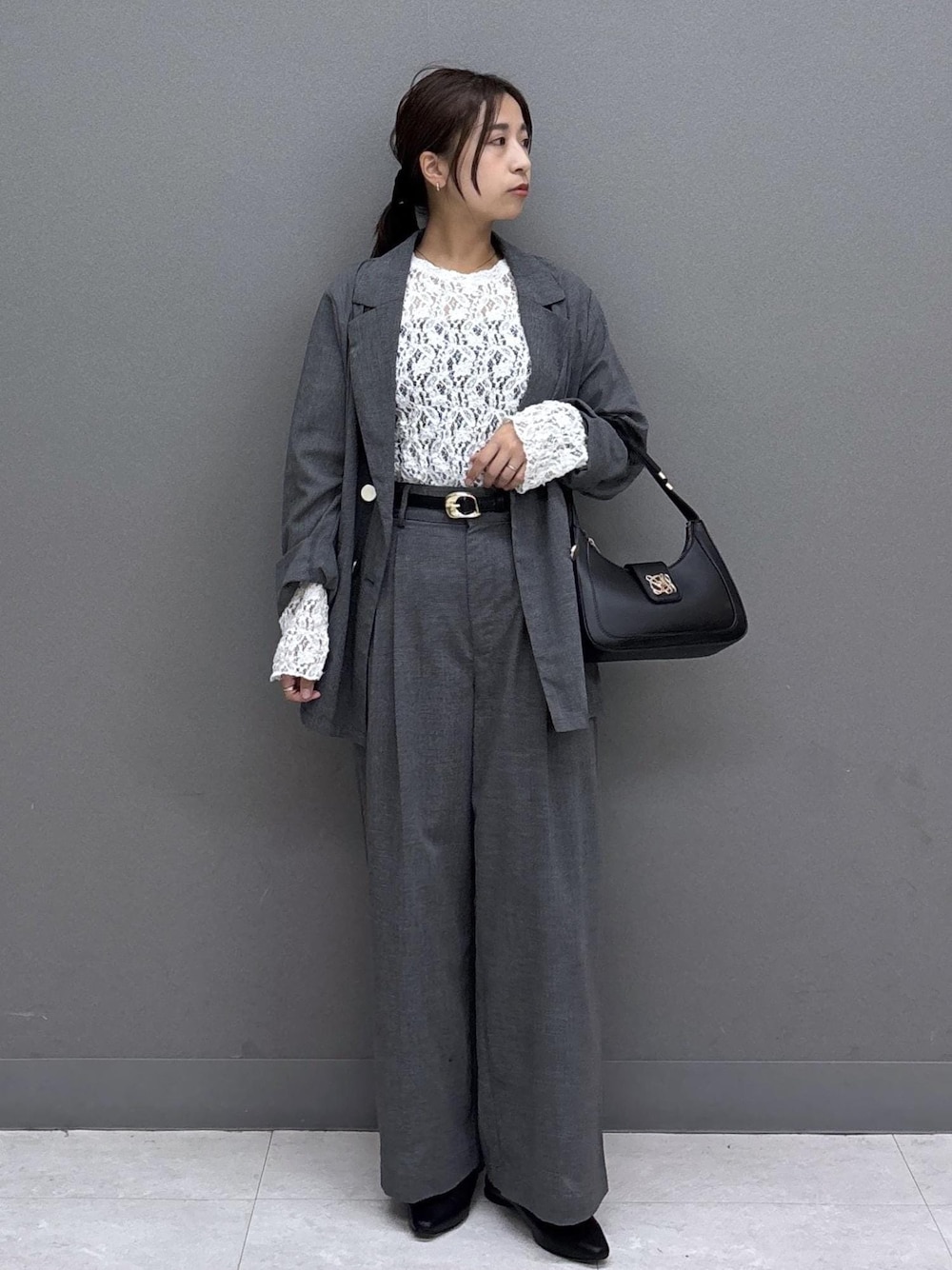 ブラック系のショルダーバッグ、ホワイト系のTシャツ/カットソー、ブラック系のその他パンツを着用したレディースの夏コーディネートの1枚目の写真