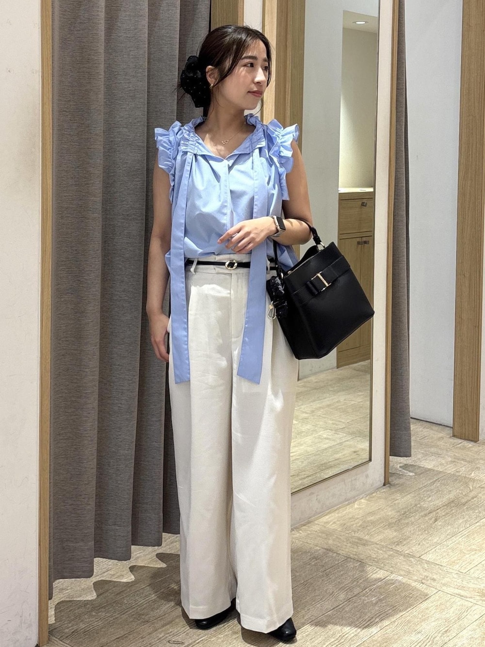 ブラック系のパンプス、ホワイト系のその他パンツ、ブラック系のショルダーバッグを着用したレディースの春コーディネートの1枚目の写真
